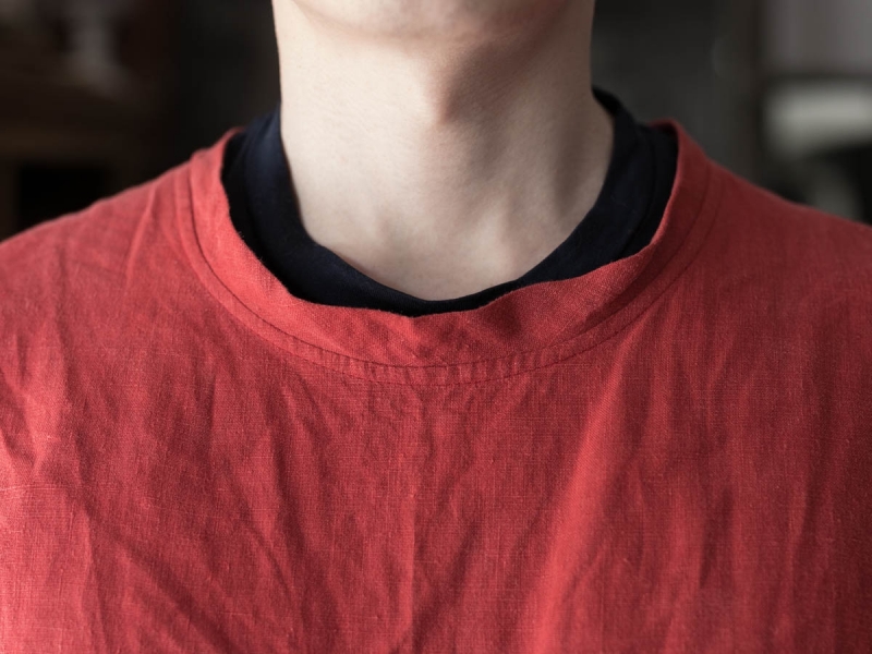 フランクリーダー2018ssのベルギーリネンプルオーバーシャツの着用写真のネック周りアップ