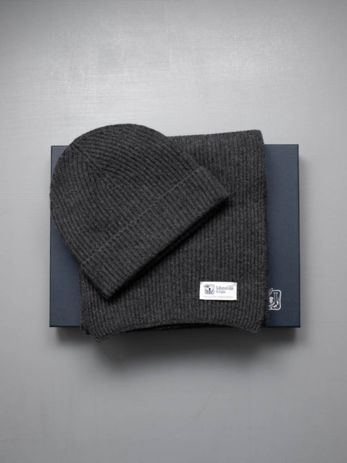 Johnstons of Elgin | RIBBED SCARF AND HAT CASHMERE GIFT SET Carbon カシミアニットストール＆キャップギフトセットの商品画像