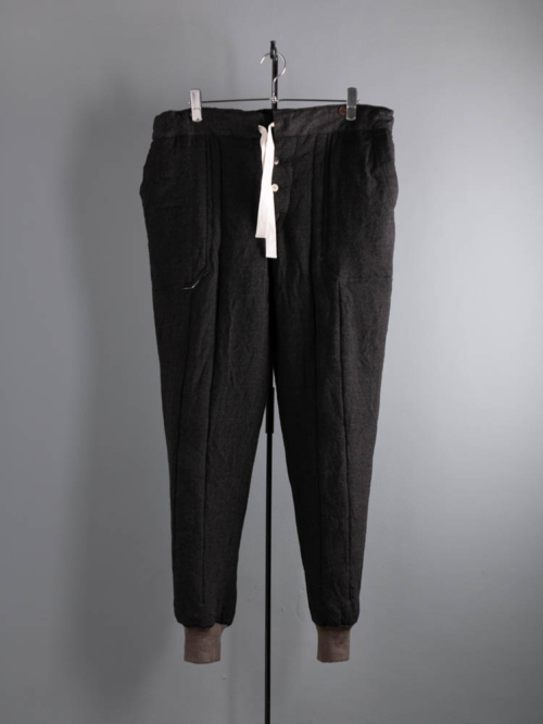 The crooked Tailor | 【在庫あり】QUILT TROUSERS – KNIT TOUCH WOOL Black Brown ニットタッチウール無接着キルティングトラウザーズの商品画像